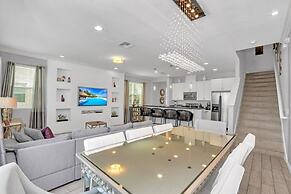 4 Bed Townhome With Private Pool Near Disney! 4 Bedroom Townhouse by R