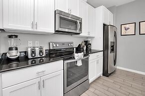 4 Bed Townhome With Private Pool Near Disney! 4 Bedroom Townhouse by R