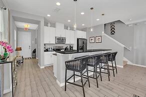 4 Bed Townhome With Private Pool Near Disney! 4 Bedroom Townhouse by R
