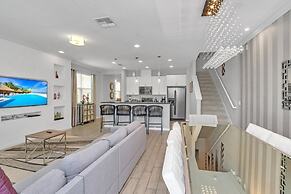 4 Bed Townhome With Private Pool Near Disney! 4 Bedroom Townhouse by R