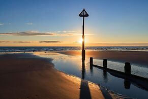 Beach Side House in Beautiful Borth