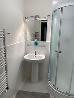 Large 3 Bedroom Family Apartment With Balcony