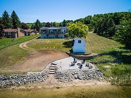 Stone Ledge Lake Getaway