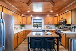 Stone Ledge Lake Getaway
