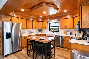 Stone Ledge Lake Getaway