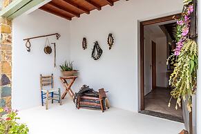 Charming 1-bed House in Stafylos