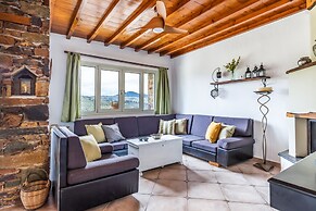Charming 1-bed House in Stafylos