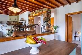 Charming 1-bed House in Stafylos