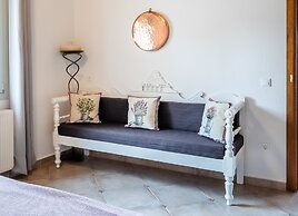 Charming 1-bed House in Stafylos