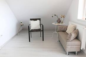 Impeccable 2-bed House in Albești