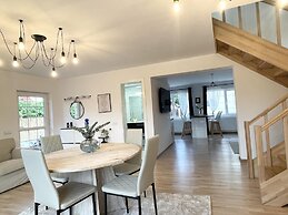 Impeccable 2-bed House in Albești