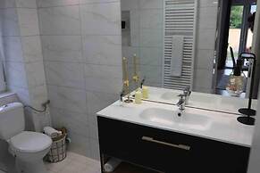 Impeccable 2-bed House in Albești