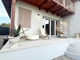 Impeccable 2-bed House in Albești