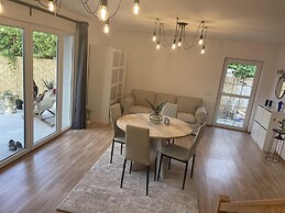 Impeccable 2-bed House in Albești