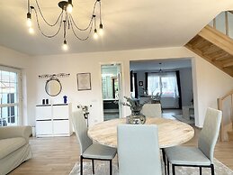 Impeccable 2-bed House in Albești