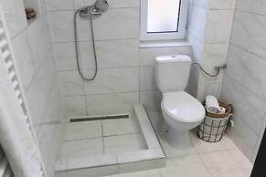 Impeccable 2-bed House in Albești