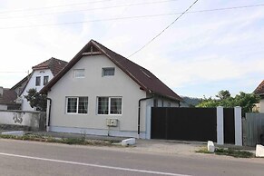 Impeccable 2-bed House in Albești