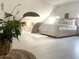 Impeccable 2-bed House in Albești