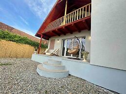 Impeccable 2-bed House in Albești