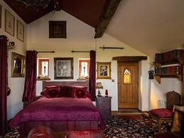 Peak District Cottage set in 5 Acres Near Buxton