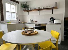 2 Bed Grade 2 - Dates Back to 1500's