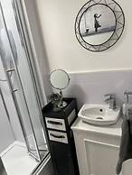 Remarkable 5-bed House in Ross-on-wye