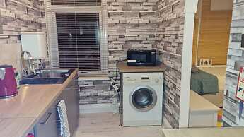 2 Bed Flat - Sleeps 3 - Parking - Wifi