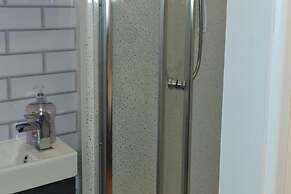 2 Bed Flat - Sleeps 3 - Parking - Wifi