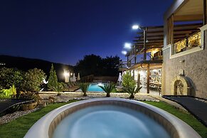 Villa Fisi 1 - Pool, Hot Tub & Mountain View