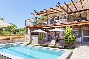 Villa Fisi 1 - Pool, Hot Tub & Mountain View