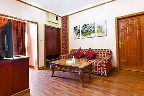 OYO 125 Moon Plaza Hotel