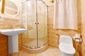 OYO 125 Moon Plaza Hotel