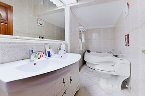 OYO 125 Moon Plaza Hotel