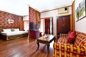 OYO 125 Moon Plaza Hotel