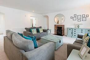 5 Bedrooms/sleeps 10-12/free Wifi & Parking/garden