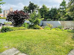 5 Bedrooms/sleeps 10-12/free Wifi & Parking/garden