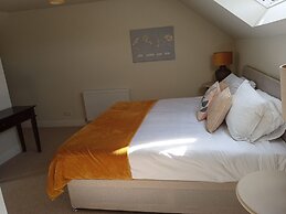 5 Bedrooms/sleeps 10-12/free Wifi & Parking/garden