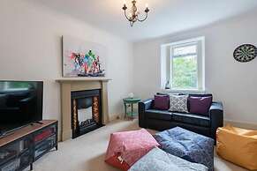 5 Bedrooms/sleeps 10-12/free Wifi & Parking/garden