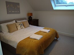 5 Bedrooms/sleeps 10-12/free Wifi & Parking/garden