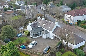 5 Bedrooms/sleeps 10-12/free Wifi & Parking/garden