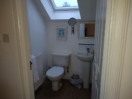 5 Bedrooms/sleeps 10-12/free Wifi & Parking/garden