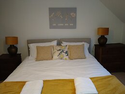 5 Bedrooms/sleeps 10-12/free Wifi & Parking/garden