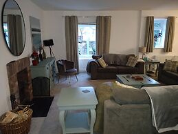 5 Bedrooms/sleeps 10-12/free Wifi & Parking/garden