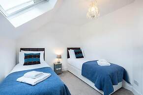 5 Bedrooms/sleeps 10-12/free Wifi & Parking/garden