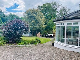 5 Bedrooms/sleeps 10-12/free Wifi & Parking/garden