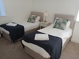 5 Bedrooms/sleeps 10-12/free Wifi & Parking/garden