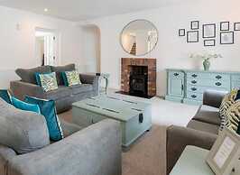 5 Bedrooms/sleeps 10-12/free Wifi & Parking/garden