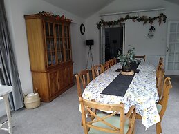 5 Bedrooms/sleeps 10-12/free Wifi & Parking/garden