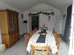 5 Bedrooms/sleeps 10-12/free Wifi & Parking/garden