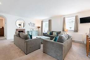 5 Bedrooms/sleeps 10-12/free Wifi & Parking/garden